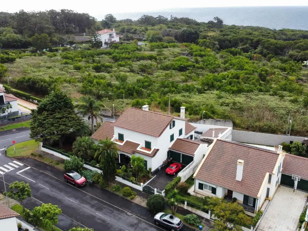 Moradia T5+1 e escritório, piscina e garagem em zona privilegiada no Livramento – conforto, exclusividade e qualidade de vida - Image 4