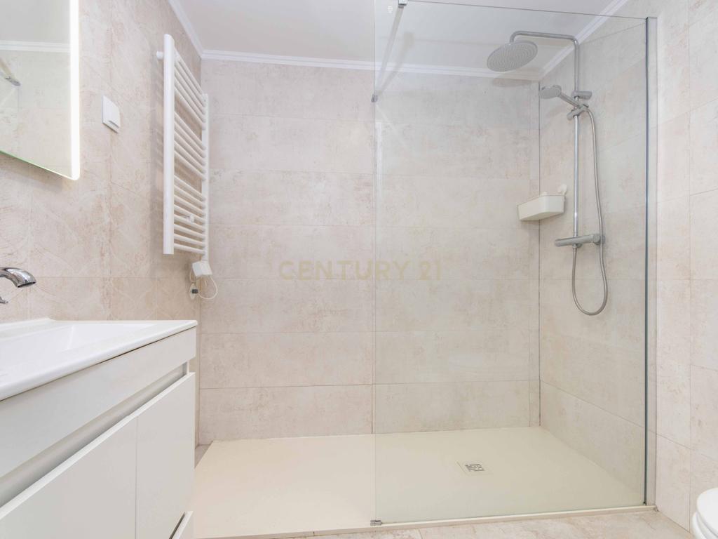 Apartamento T2 Renovado com Vista Panorâmica em Lisboa - Image 11