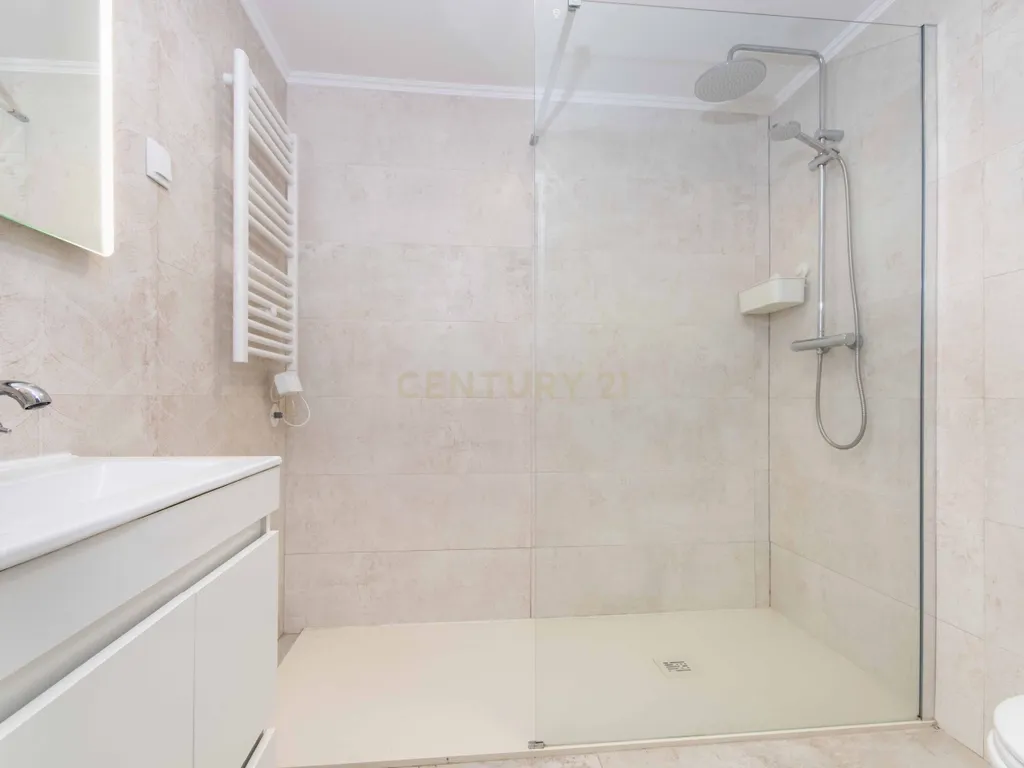 Apartamento T2 Renovado com Vista Panorâmica em Lisboa - Image 11