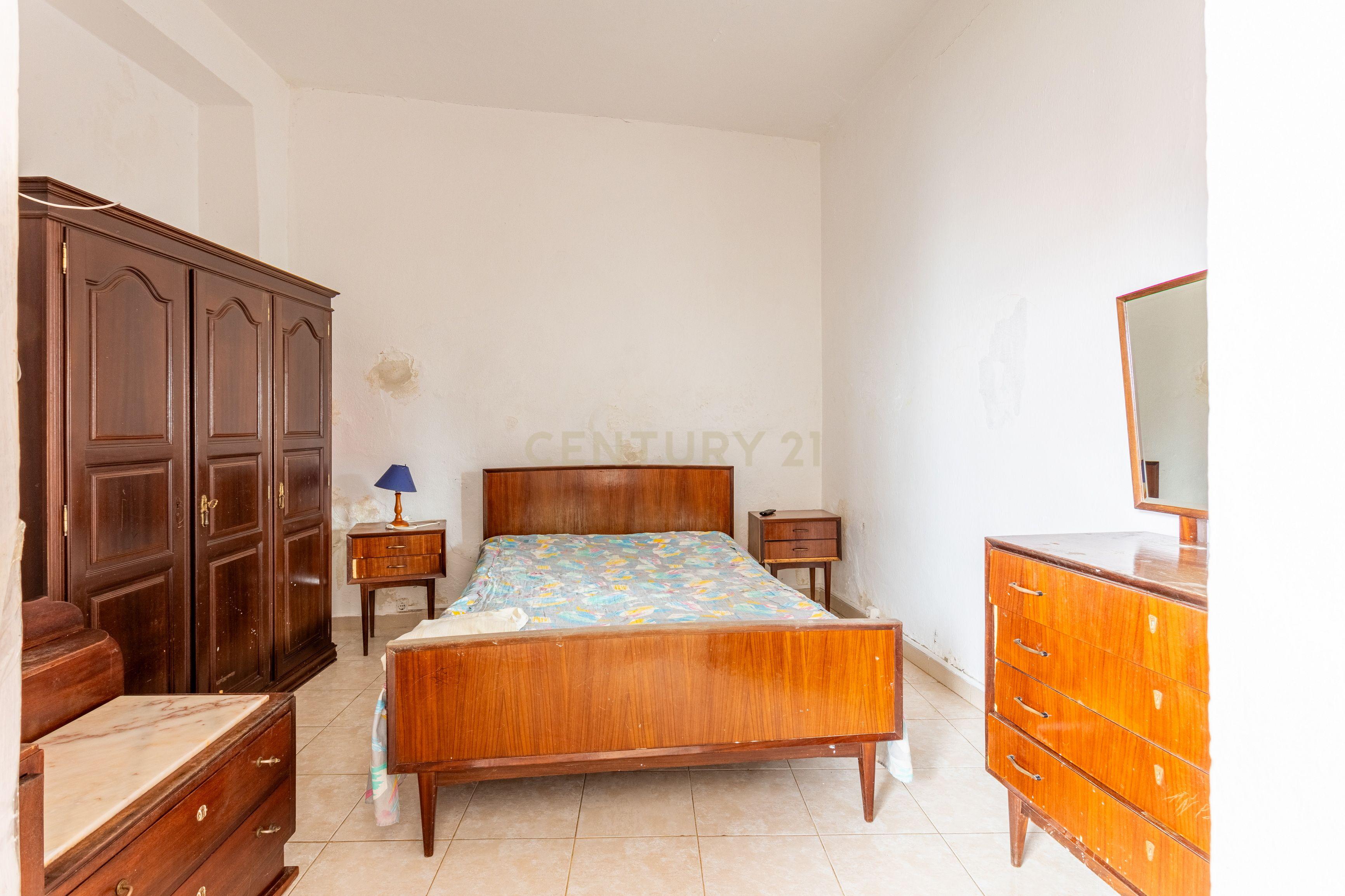 Prédio em Painho, Cadaval, com logradouro e terraço. - Image 19