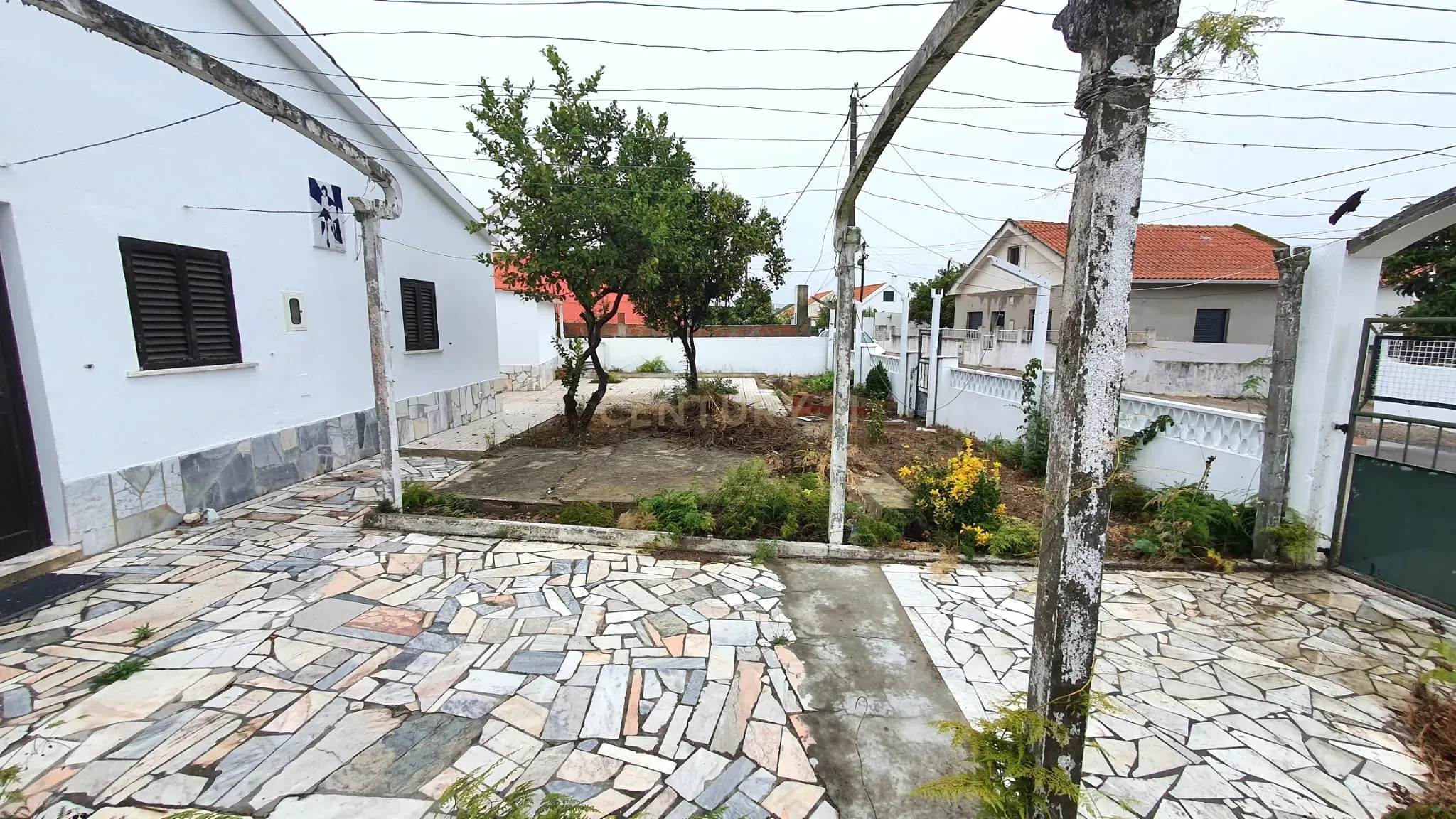 Moradia Térrea nas Quintinhas inserida num lote de 264m2 - Charneca Caparica - Image 5