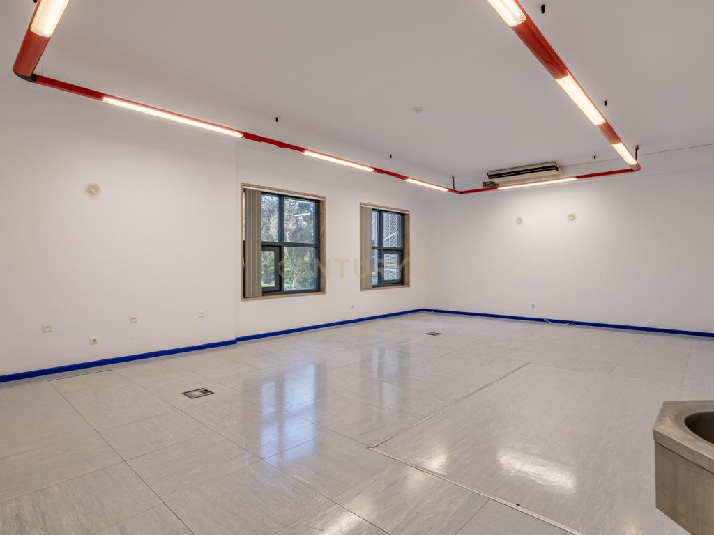 Edifício Comercial em Carnaxide - 5 Pisos - Image 25