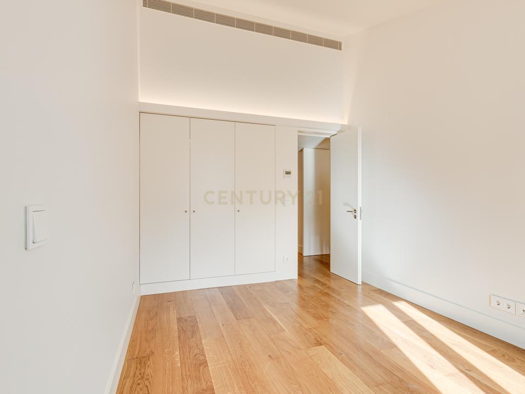 Apartamento T2+1 inserido no emblemático Edifício "Alegria 25". - Image 29
