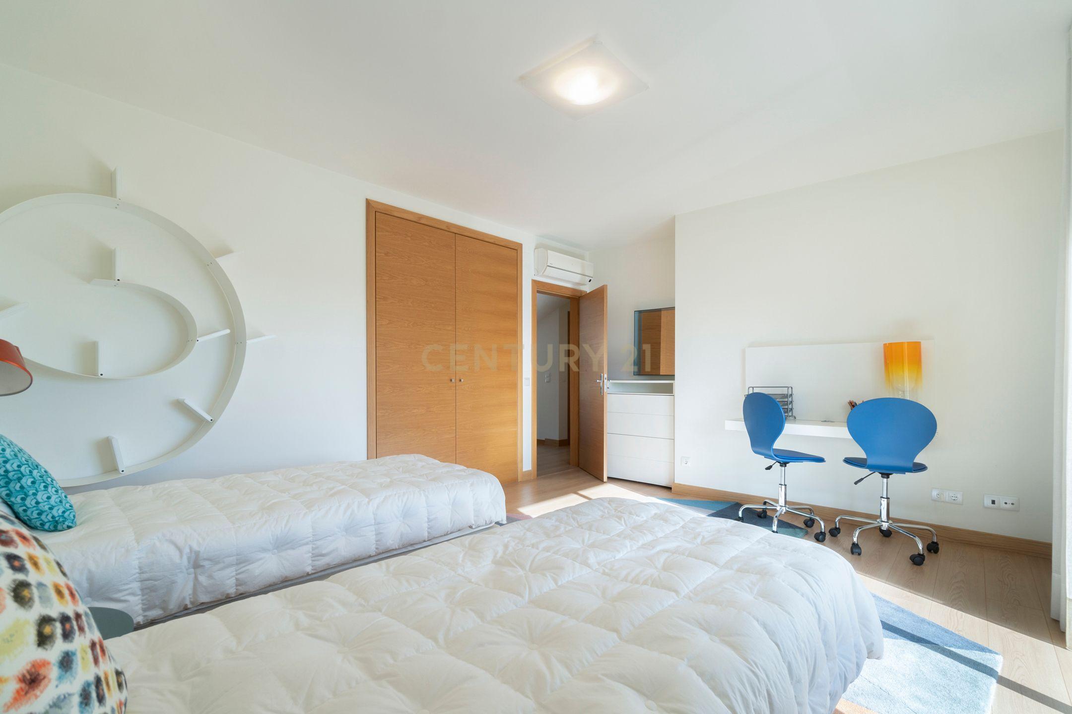 🏡 Luxo em Cada Detalhe: Moradia Exclusiva em Birre, Cascais - Image 27
