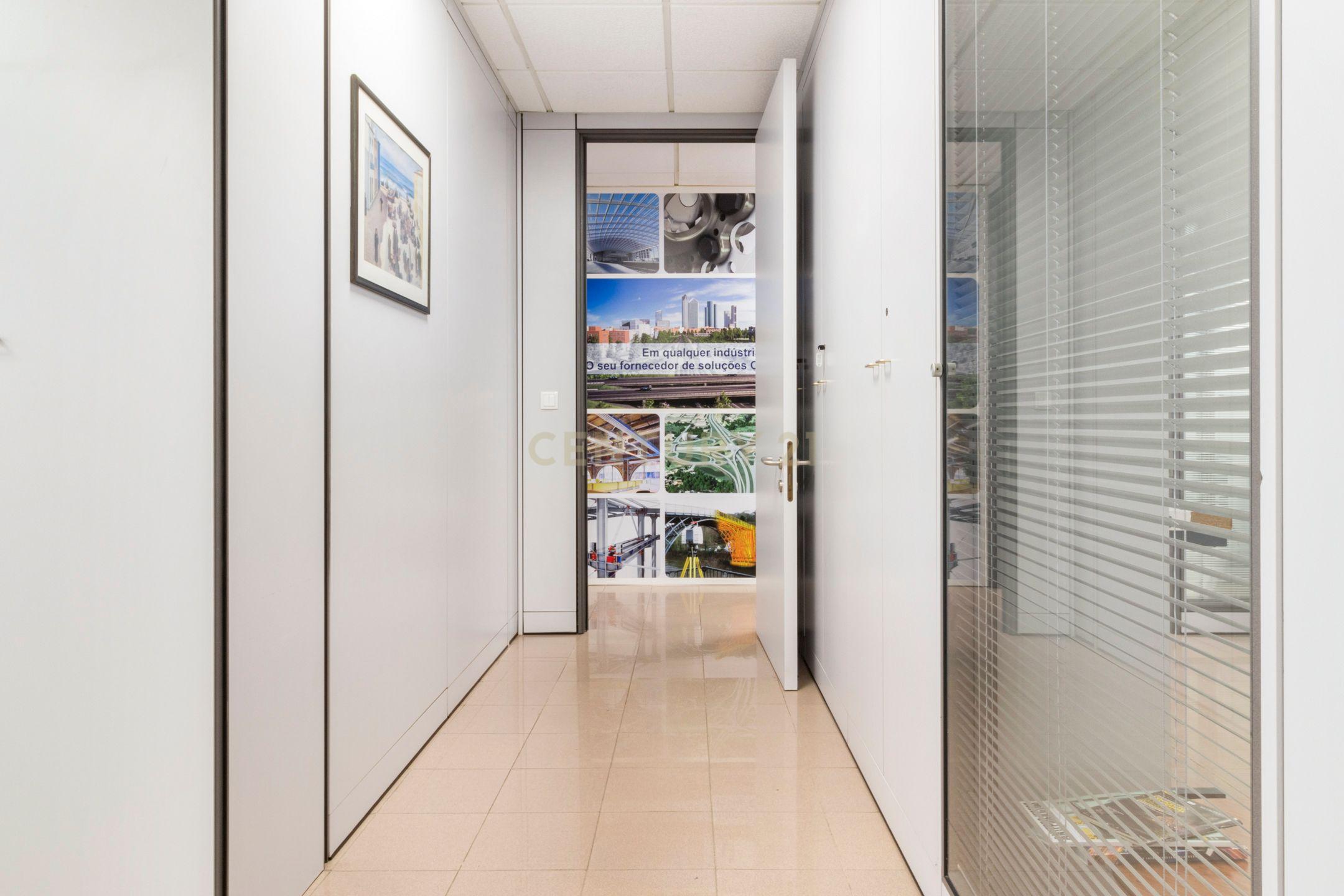 Escritório moderno com 5 Salas e 2 lugares de Parqueamento, junto ao Metro. Para Arrendar! - Image 18