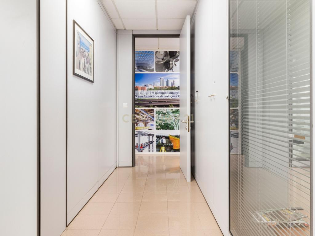 Escritório moderno com 5 Salas e 2 lugares de Parqueamento, junto ao Metro. Para Arrendar! - Image 18
