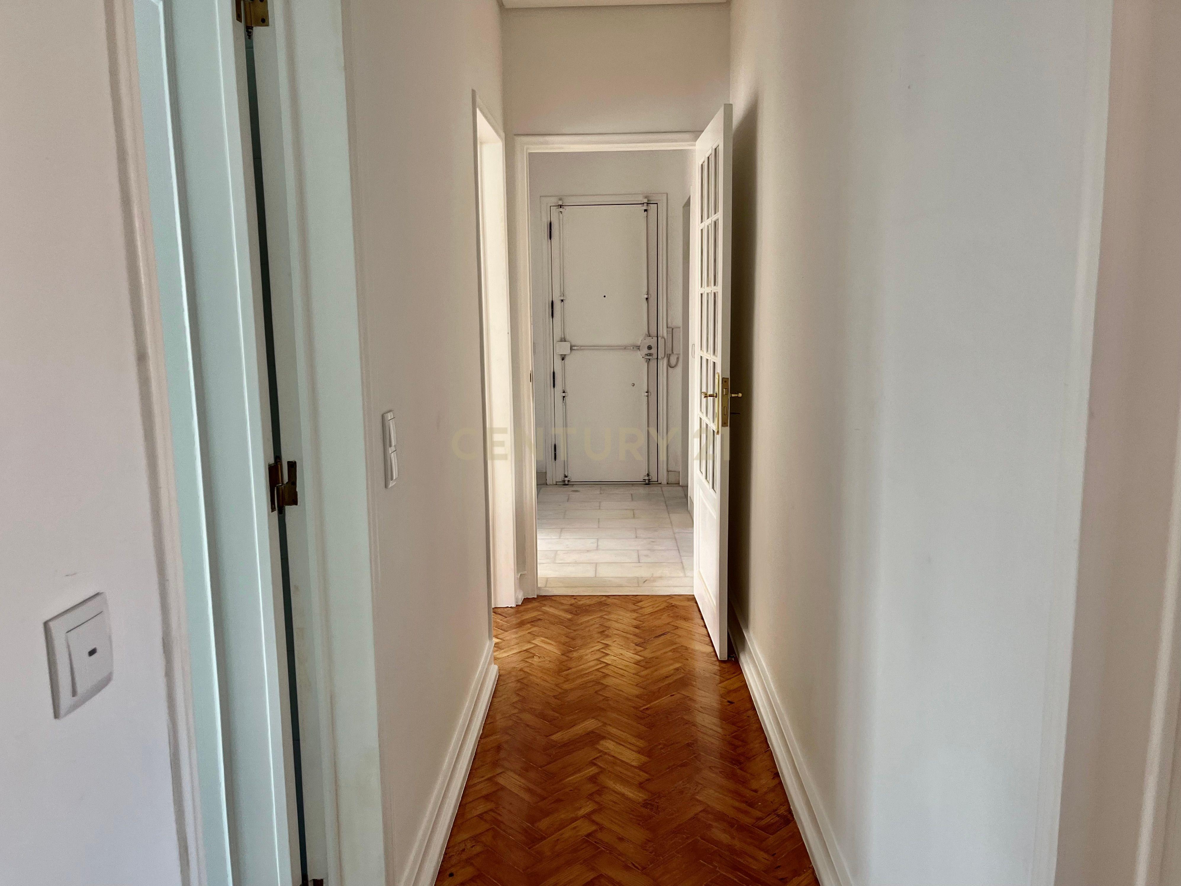 🏡 Arrenda-se Apartamento T4 em Alvalade – Remodelado | Com Garagem + 1 Estacionamento 🚗 - Image 6