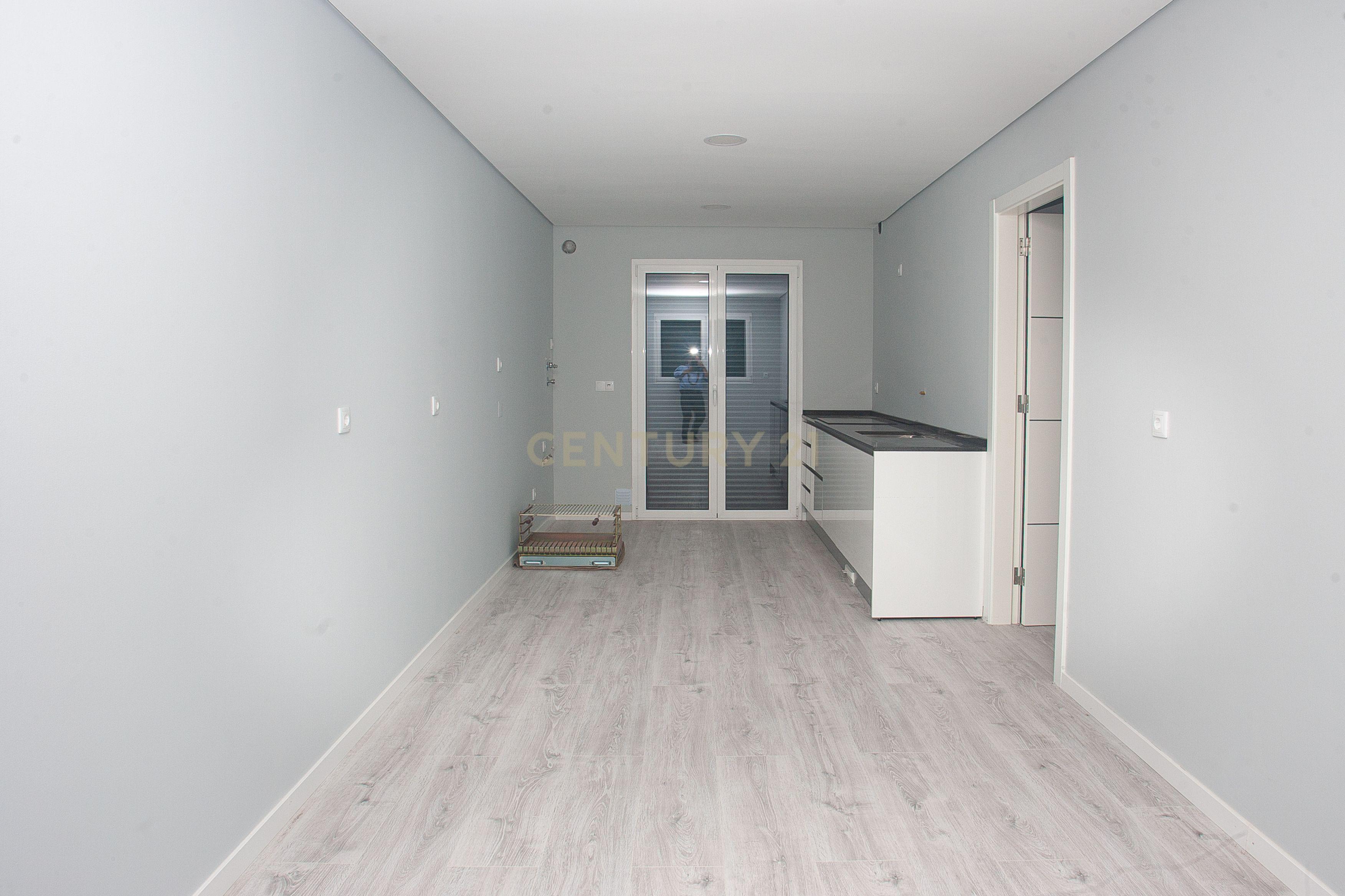 MORADIA T5 + 3 EM FAMÕES, COM PISCINA, JARDIM E BOX PARA 4 CARROS - Image 17