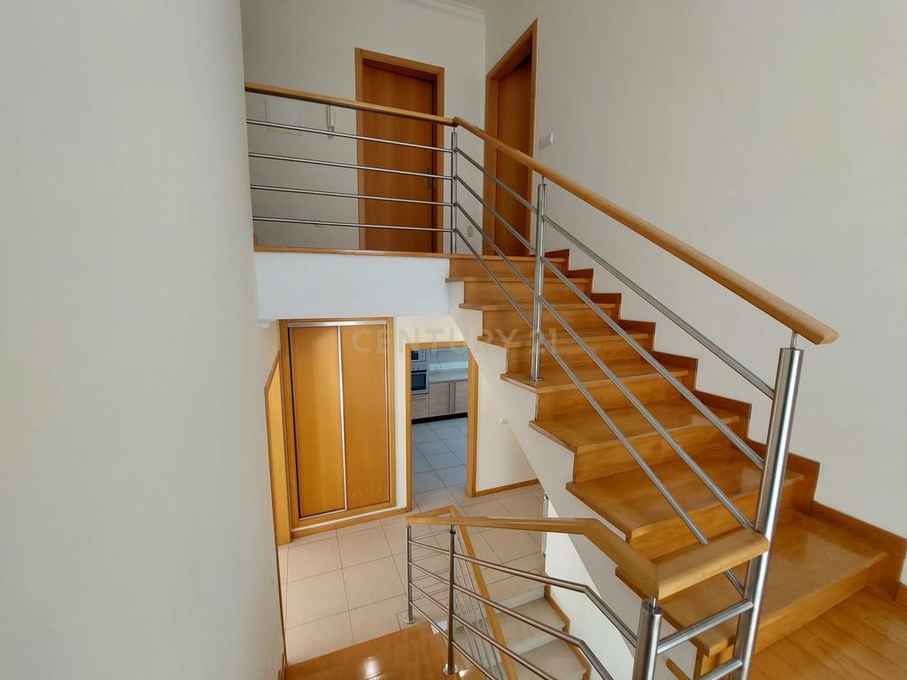 Moradia T4 de 3 Pisos com Piscina e Jardim - Image 16