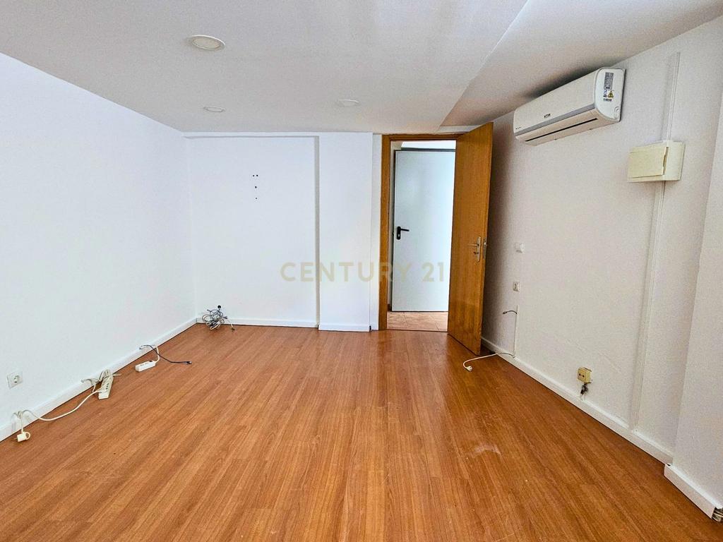 Moradia T4 em Oeiras para arrendar com garagem e terraço - Image 28
