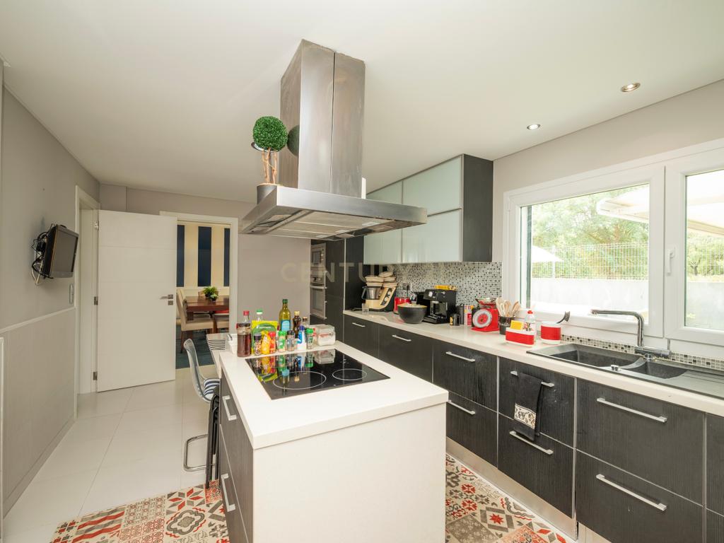 Moradia Exclusiva com Piscina e vista da Serra da Arrábida - Image 12