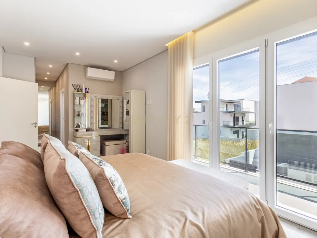 Luxuosa Moradia T5 em Odivelas com Vista Panorâmica - Image 19
