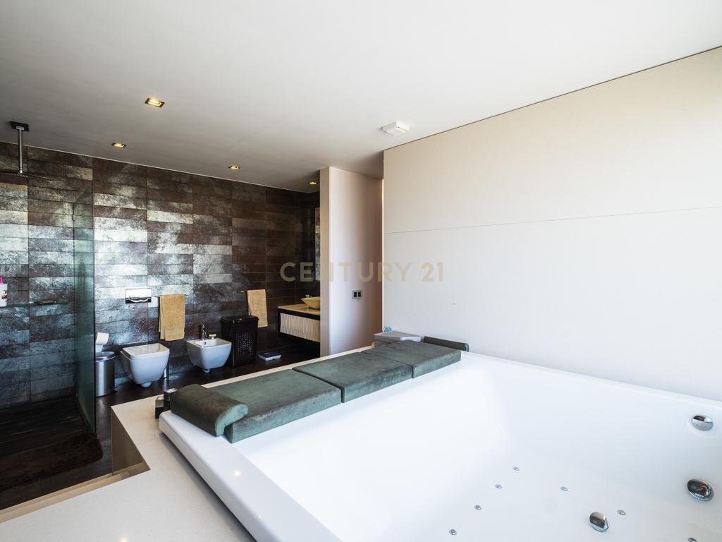 Luxuosa Moradia T4 com Piscina e Vista Panorâmica em Lousada - Image 46
