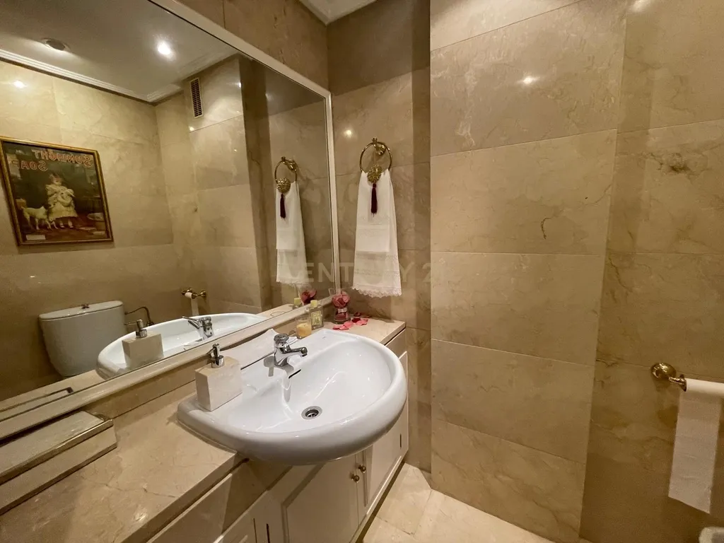 Luxuosa Moradia Renovada em Madrid com Vista para a Cidade - Image 19