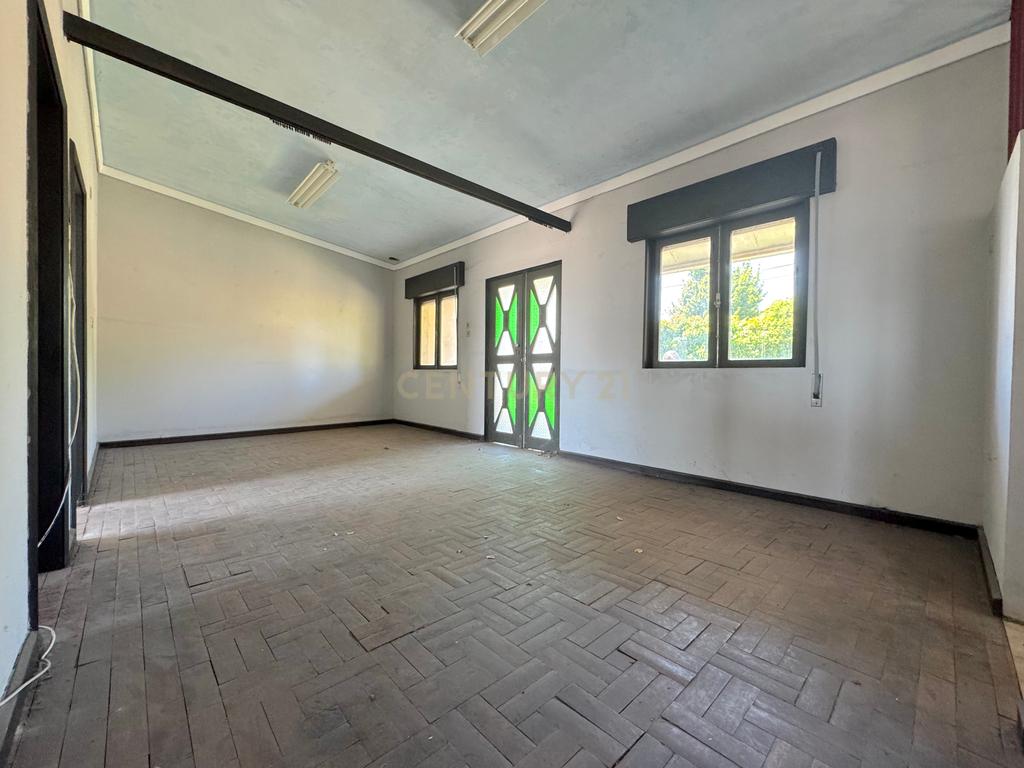 Moradia com 4 quartos, 3 armazéns e muito potencial em Freamunde, Paços de Ferreira - Image 5