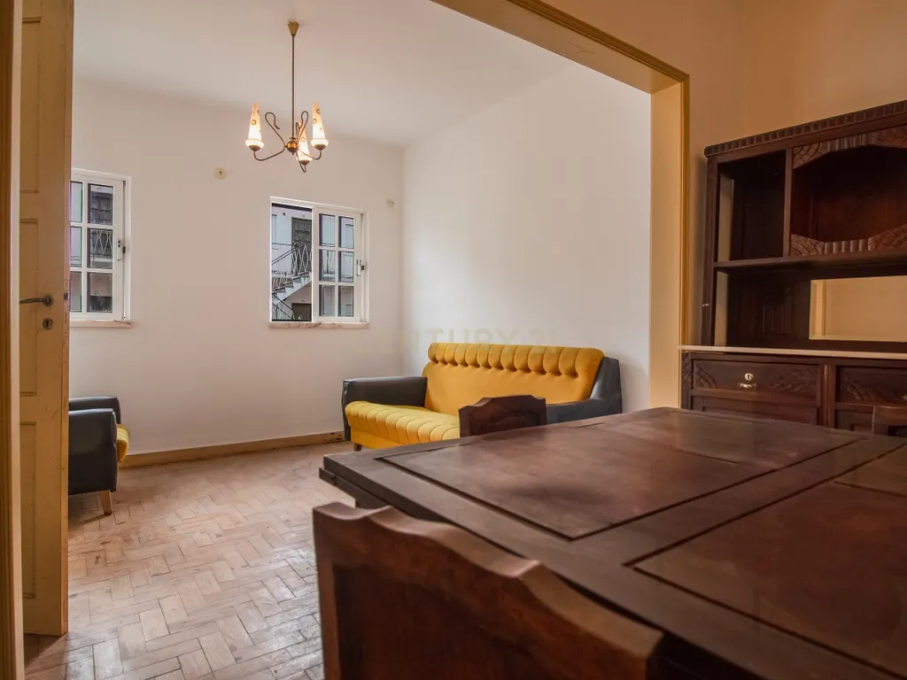 Oportunidade única em Abrunheira! Moradia T3+2 com terraço e vistas panorâmicas - Image 19