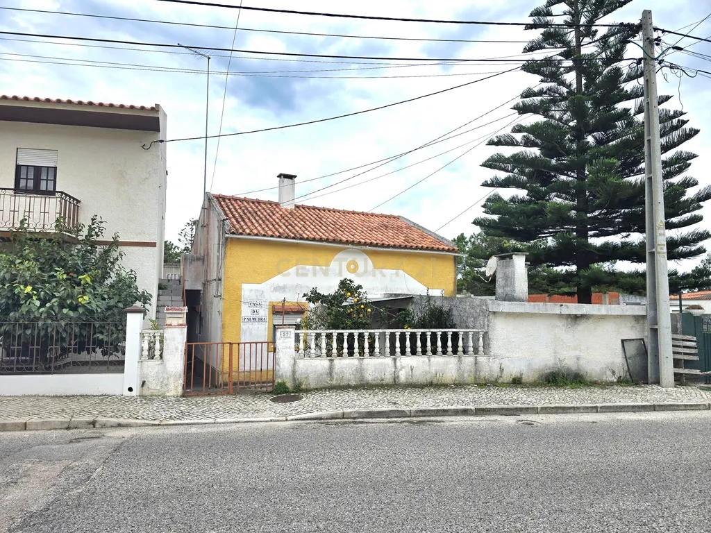 Moradia de Rés-do-Chão T2+2 e sotão para rentabilizar - Image 3