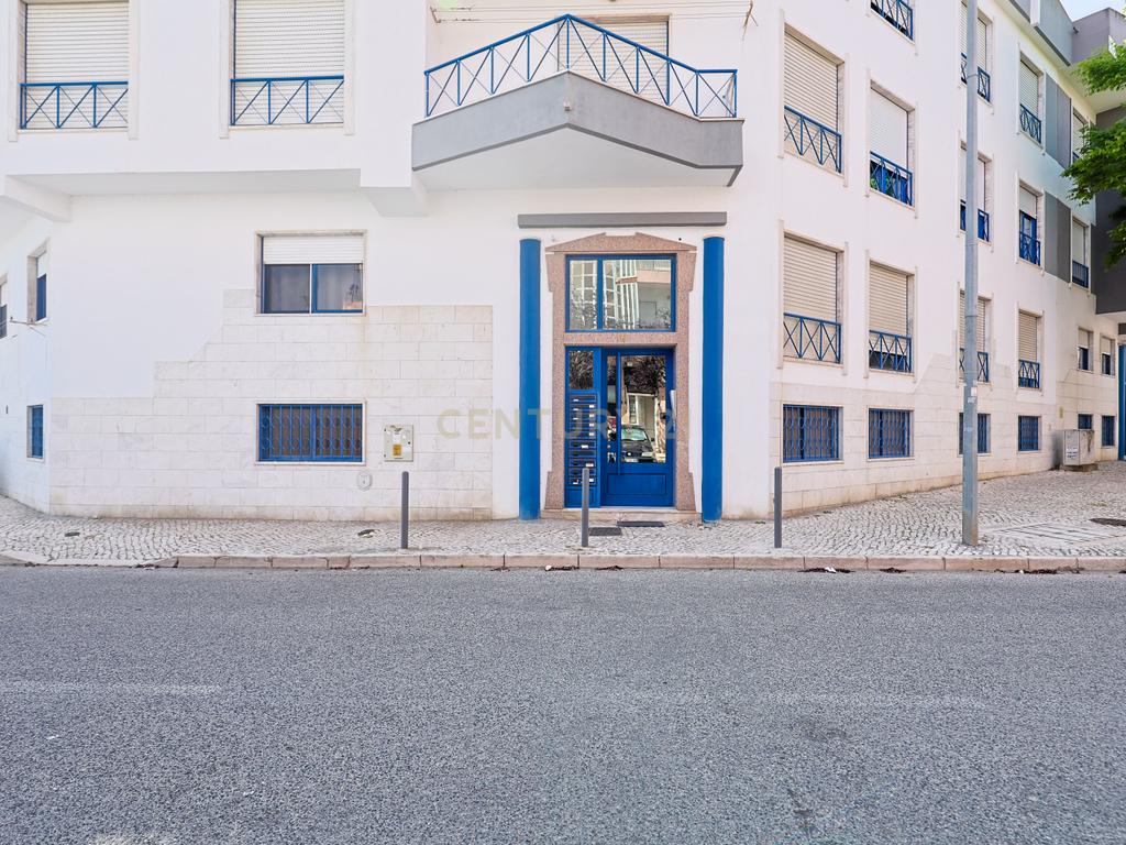 Apartamento T2 nas Quintinhas, Charneca de Caparica, com Terraço e Garagem - Image 26