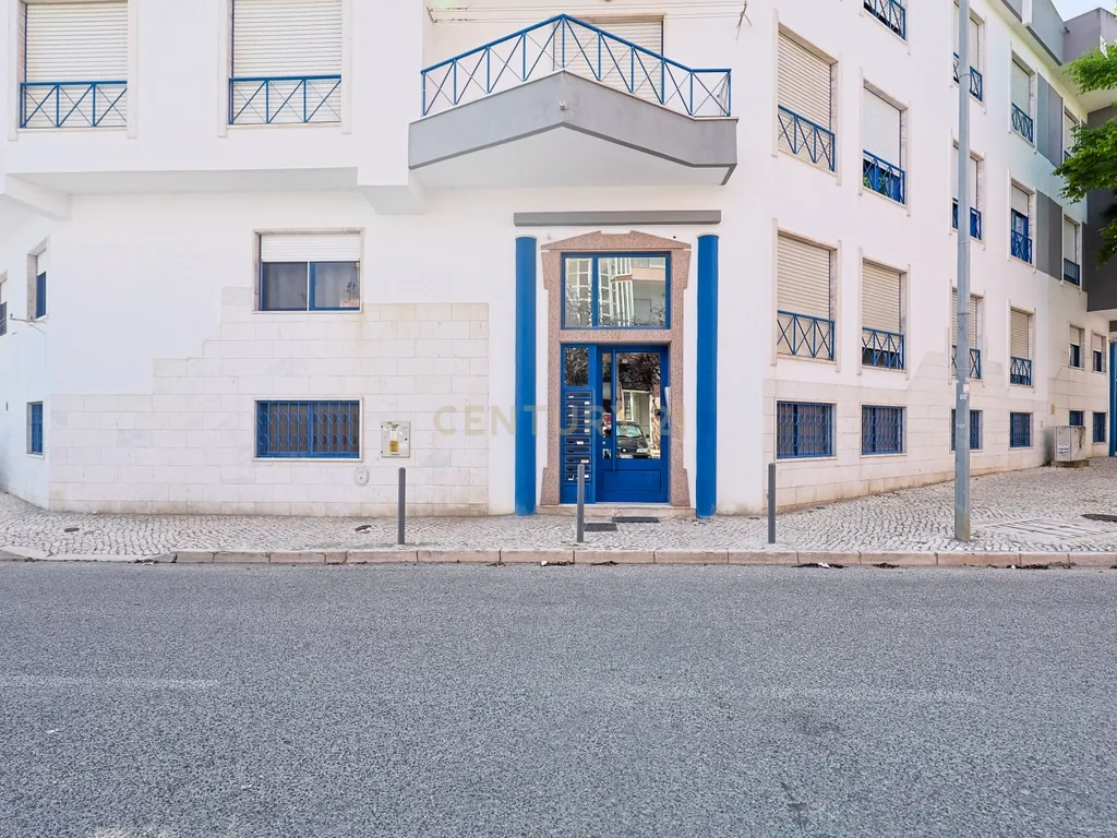 Apartamento T2 nas Quintinhas, Charneca de Caparica, com Terraço e Garagem - Image 26