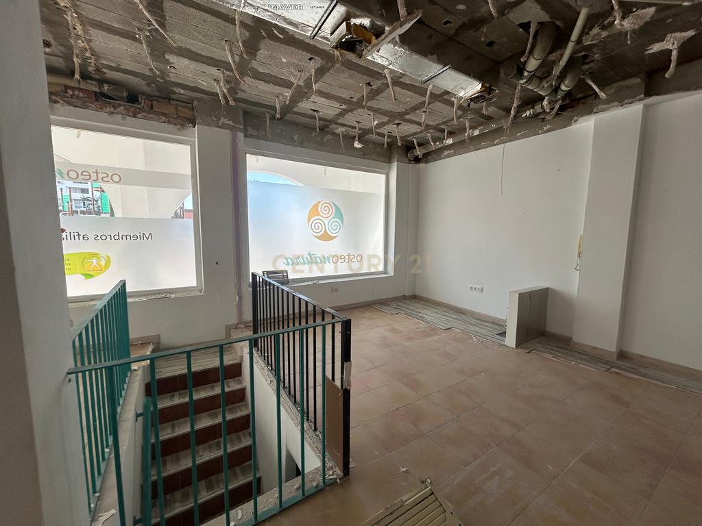 Loja Comercial em Renovação com Terraço e Vista para a Cidade - Image 9