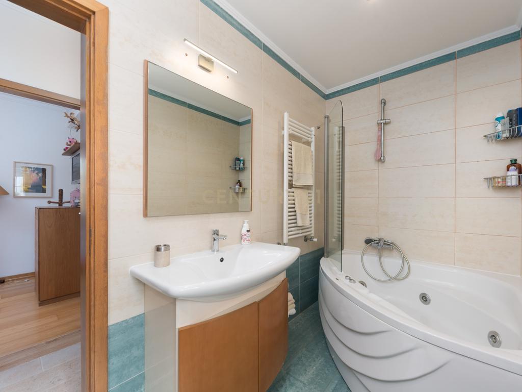 Moradia T4 Isolada com Jardim, em Vale Flores - Viva com qualidade e conforto às portas de Lisboa - Image 17