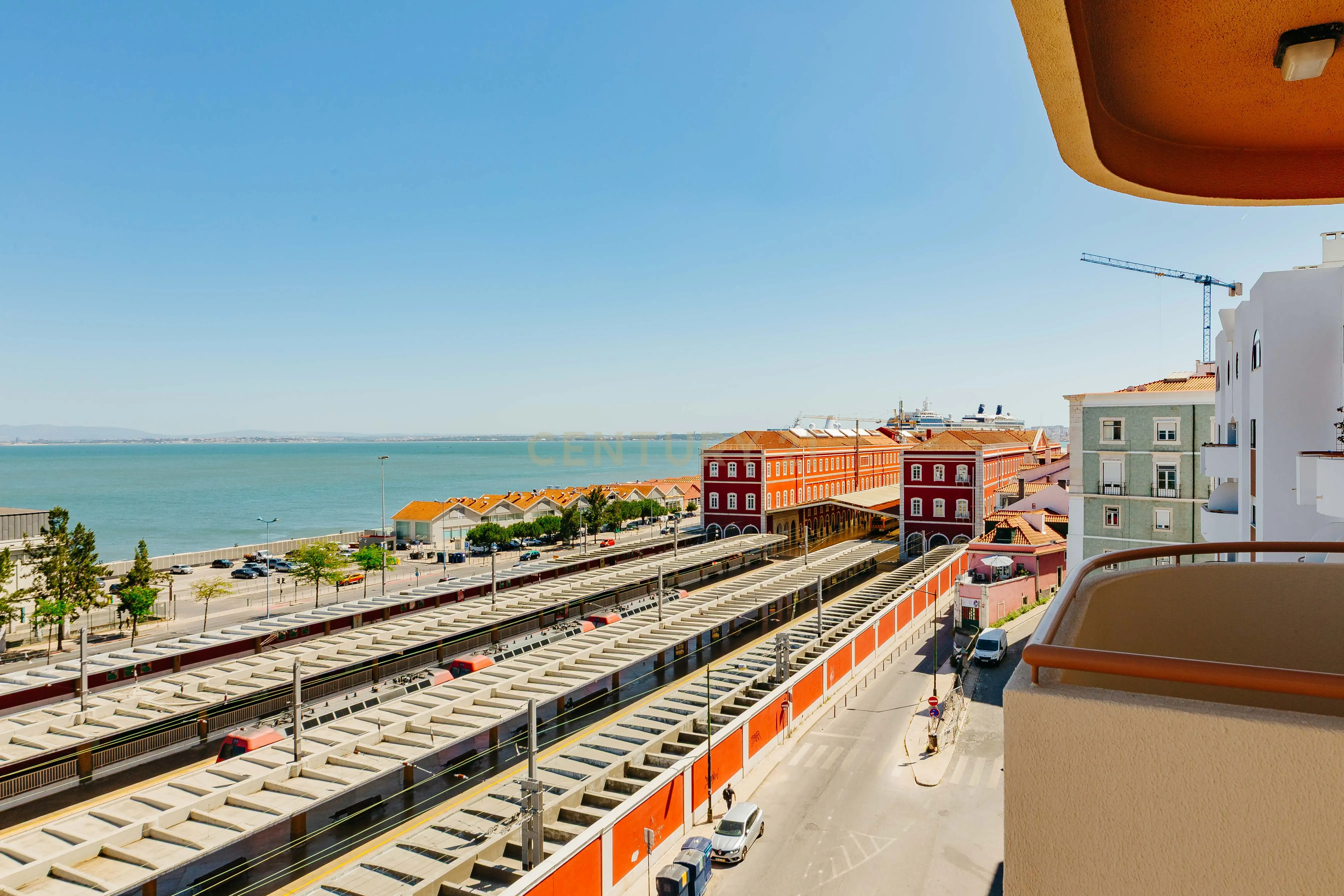 Apartamento T3 Renovado com Vista Rio em Santa Apolónia – Viva no Coração de Lisboa - Image 15