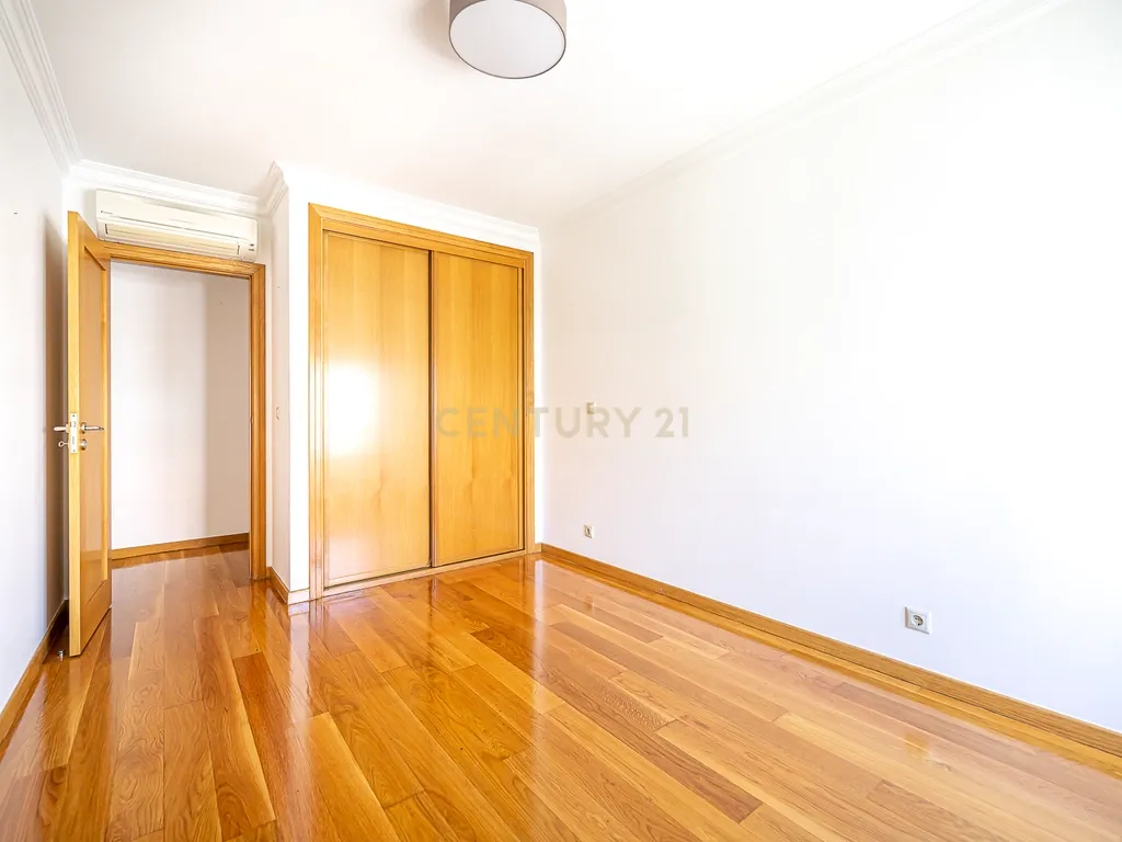T2 com Suíte, Garagem e Arrecadação na Estefânia - Image 14