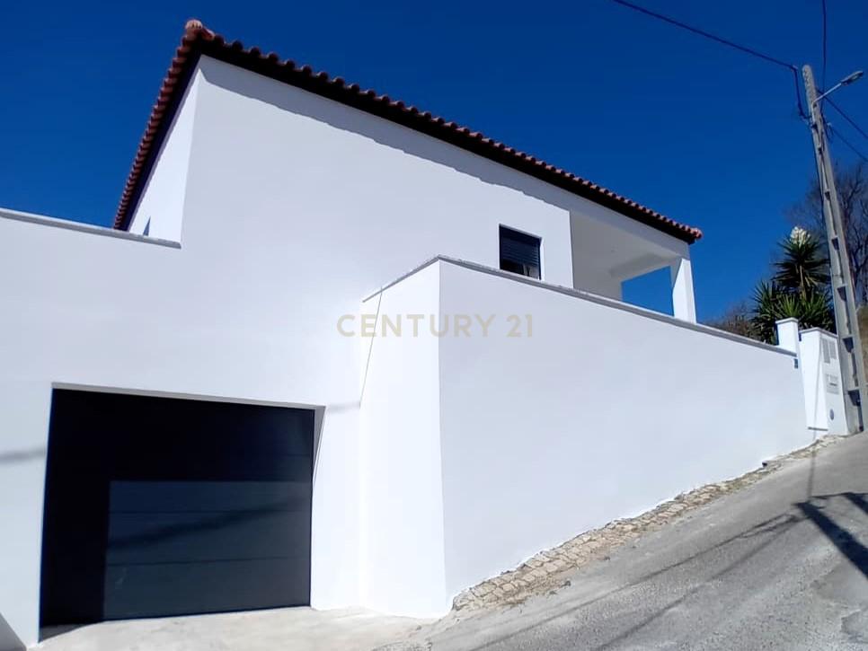 Moradia Renovada no Bairro Vila Morena em Torres Vedras - Image 45