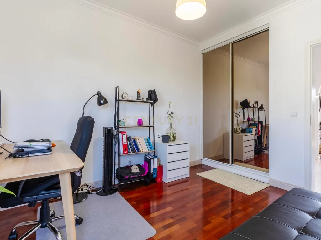 Espaçoso T3 na Sobreda com 2 Casas de Banho e Varandas - Image 21