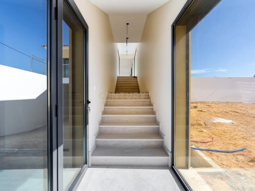 Moradia T4+1 de construção nova com piscina infinita | Caramujeira, Lagoa - Image 37