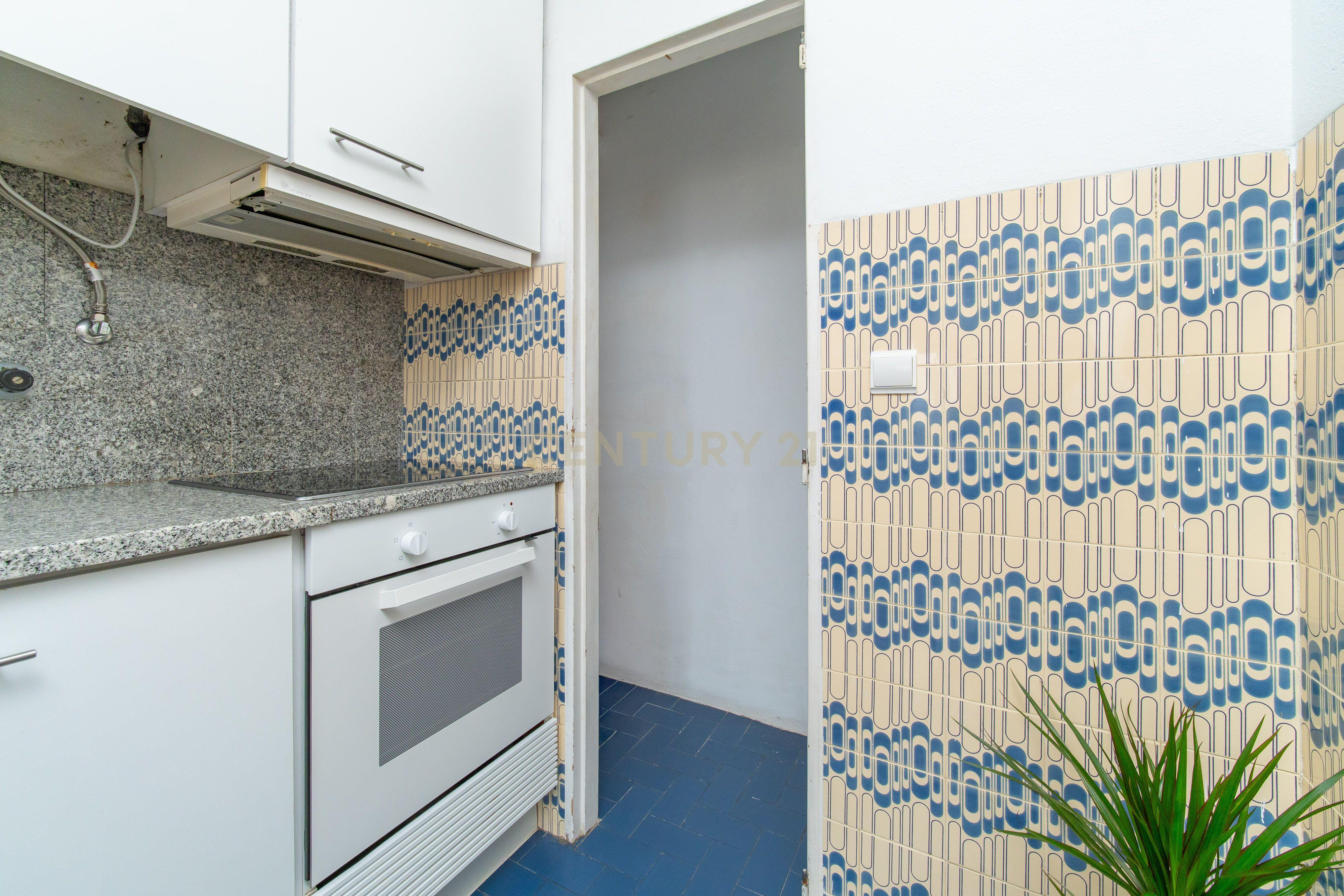 Fotografia 9 de Apartamento T2 no 7.º andar com vista desafogada, marquise e despensa em Santo António dos Cavaleiros