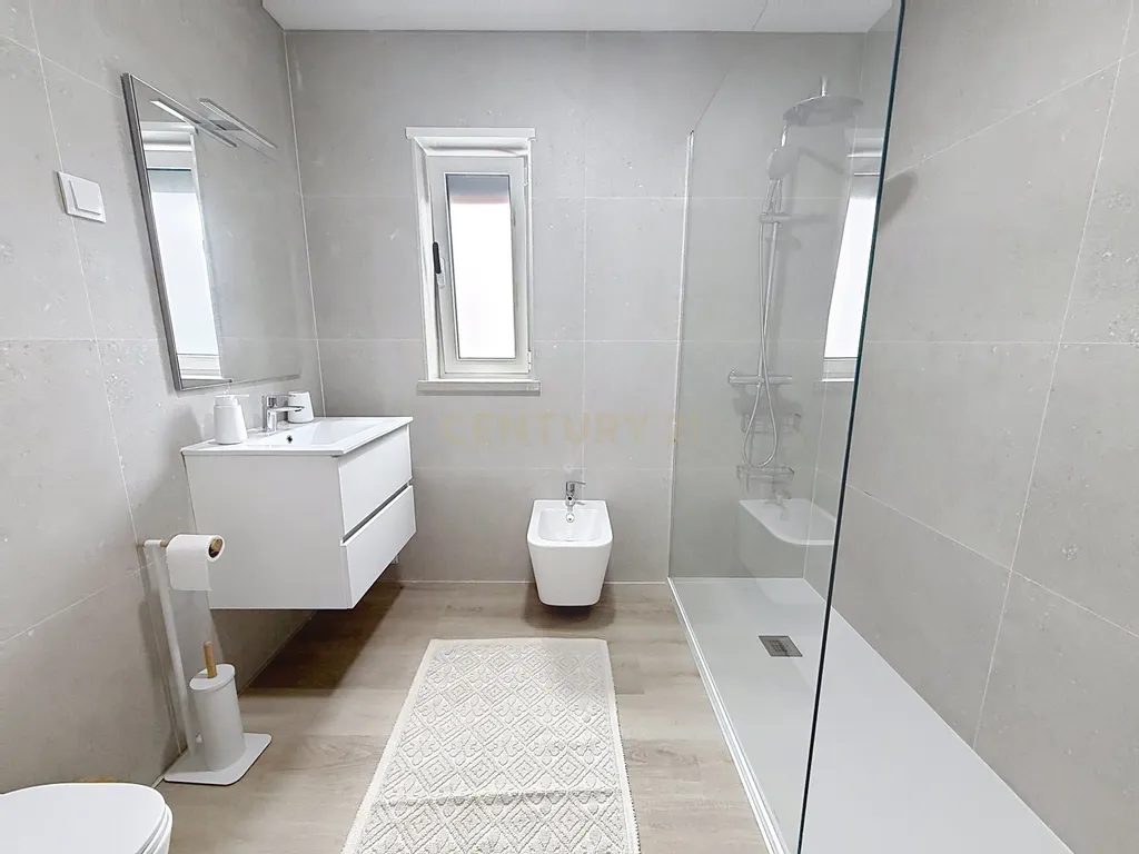 Apartamento T2 Novo - Arrendamento no Centro da Nazaré - Image 24