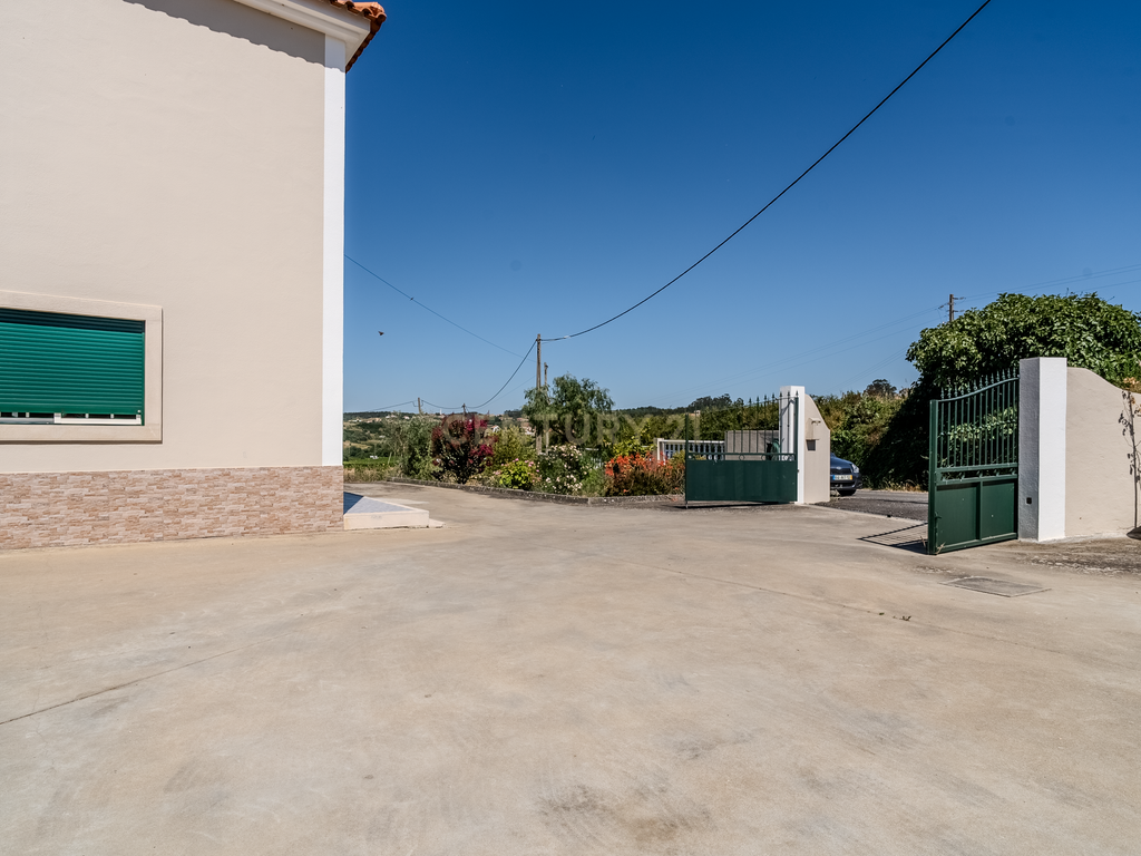 Moradia T5 com Garagem e Terreno em Sobral de Monte Agraço - Image 26