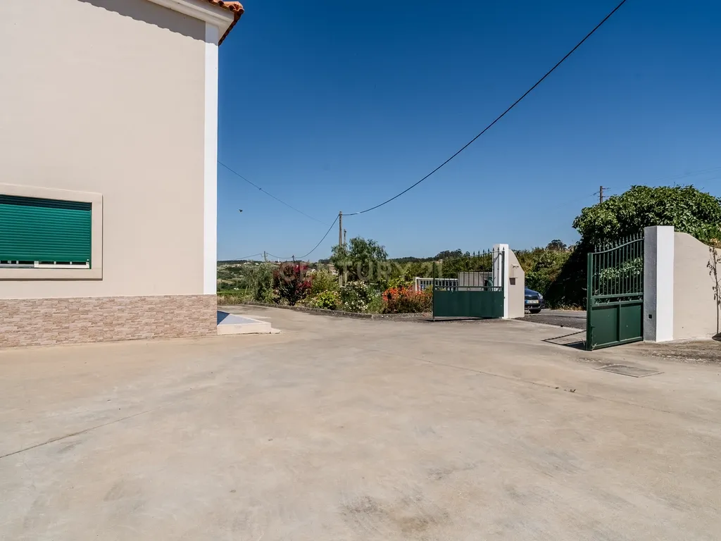 Moradia T5 com Garagem e Terreno em Sobral de Monte Agraço - Image 26