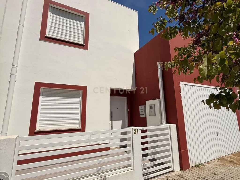 Moradia Moderna com Piscina em Évora - 3 Quartos e Estacionamento - Image 48