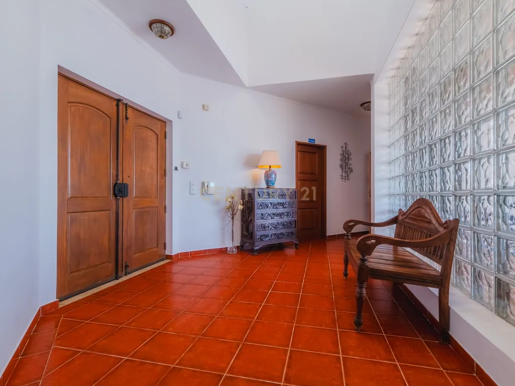 Moradia T4 com vista mar, piscina, jardim, garagem e espaços de lazer - Image 3