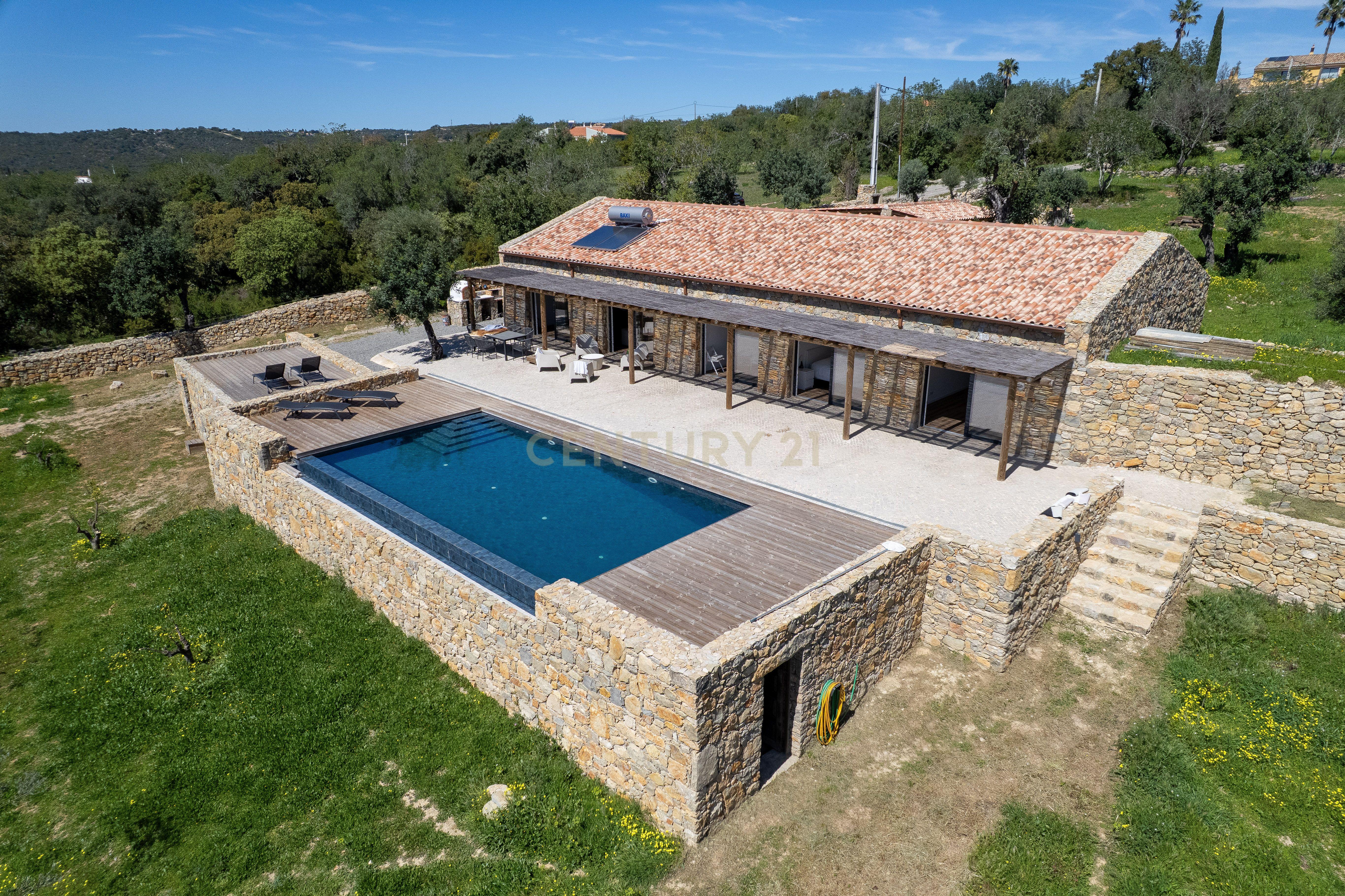 Fotografia 3 de Moradia T3 Térrea de Luxo com Piscina Infinita, Privacidade Total e Ambiente de Campo