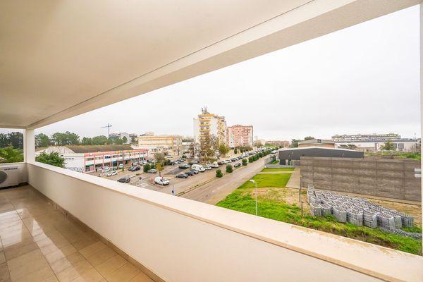 Apartamento T3 construído em 2019, com Varanda e Parqueamento, em Setúbal - Image 2