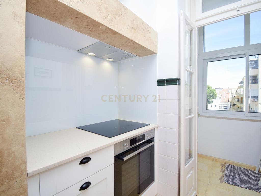 Apartamento T2+1 Renovado no Coração de Campo de Ourique - Image 22