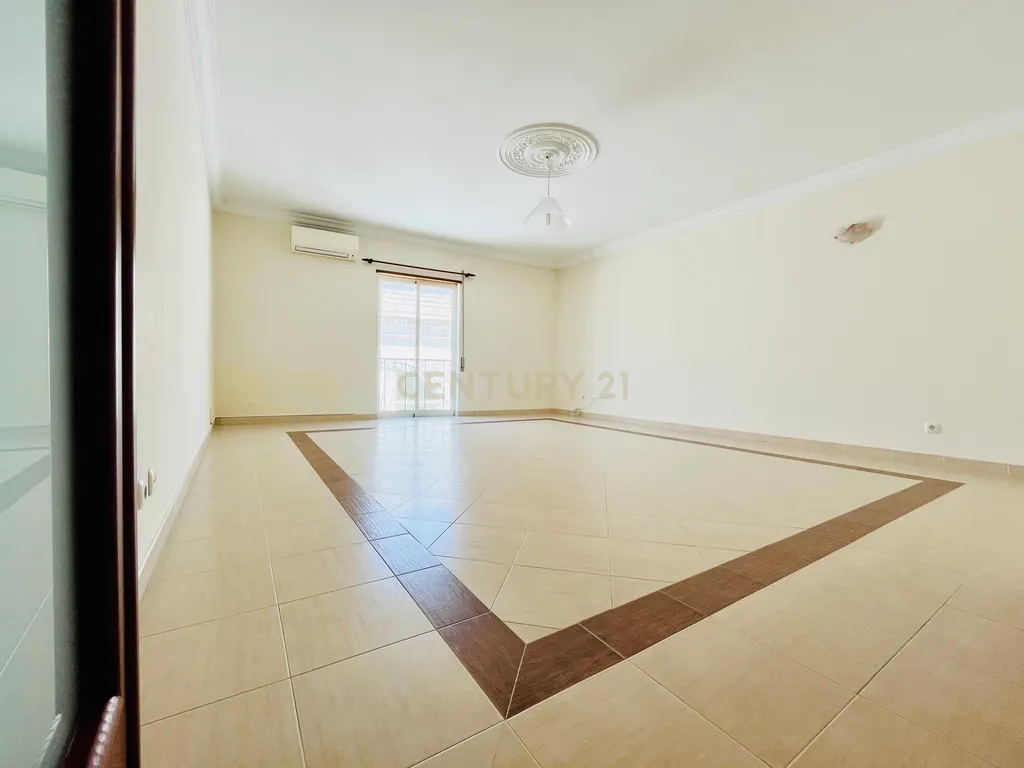 Apartamento T3 na Baixa de Olhão – Localização privilegiada junto à Praça da Floripes e Mercados Municipais - Image 8