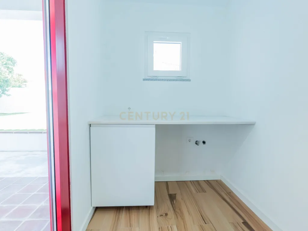 Moradia T2 Premium com Piscina, Suite e Acabamentos de Excelência - Image 18