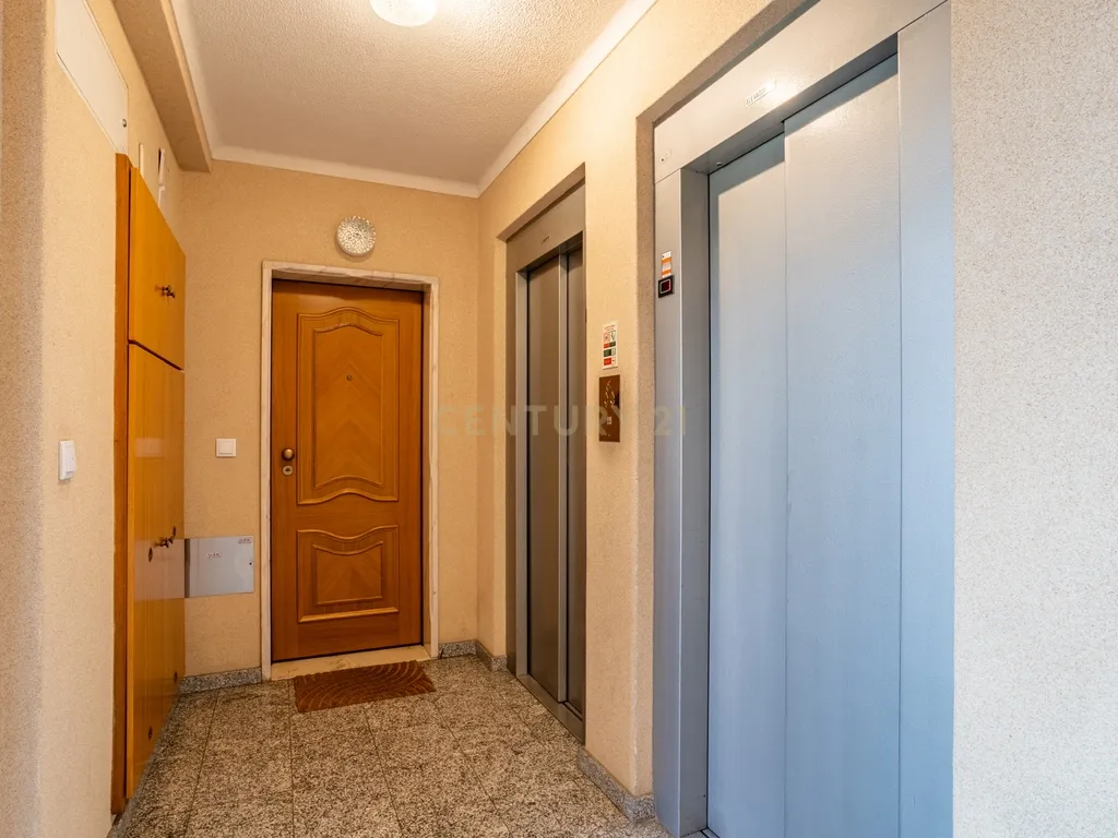 Apartamento T3 em Prior Velho com garagem - Image 20