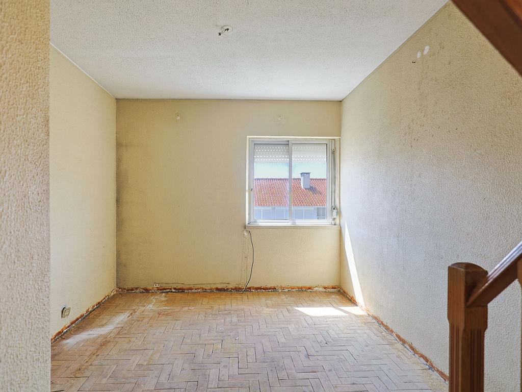 T2 na Arrentela junto à Baía do Seixal – Excelente oportunidade para remodelação - Image 3