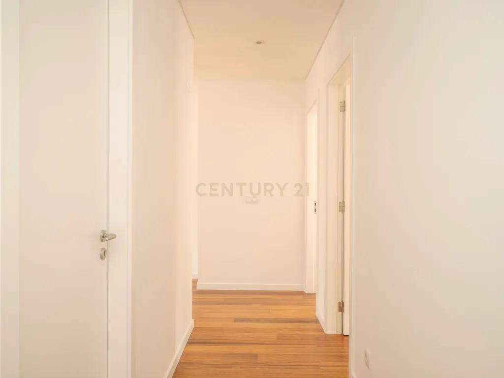 Arrenda-se apartamento T2 (111m2) na Estrela, Lisboa - Image 10