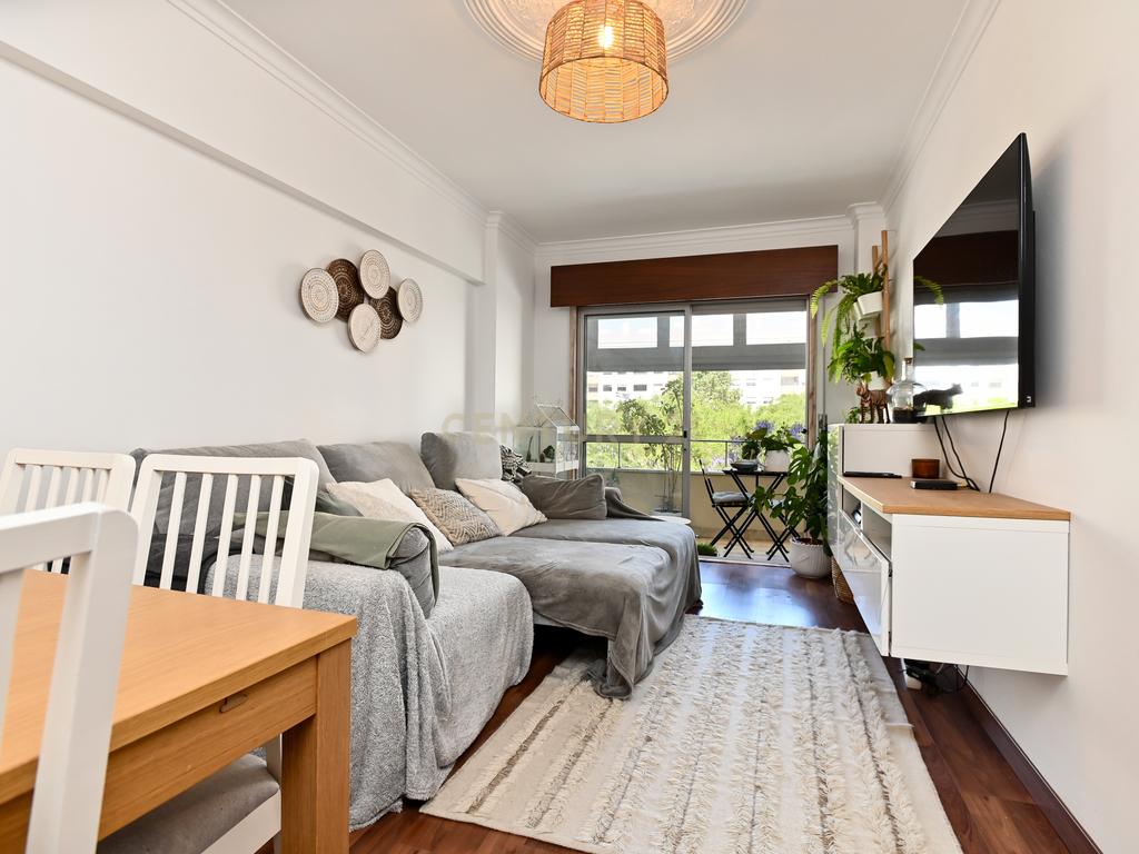 Apartamento T2 em Massamá com Varanda e arrecadação - Image 4