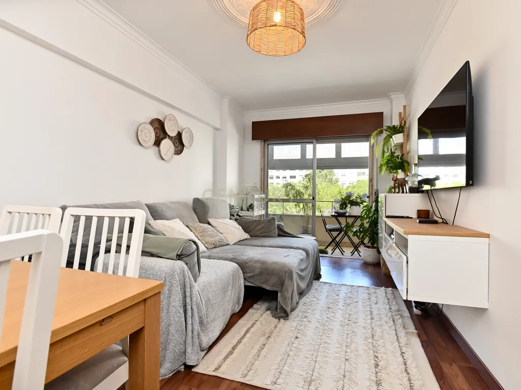 Apartamento T2 em Massamá com Varanda e arrecadação - Image 4