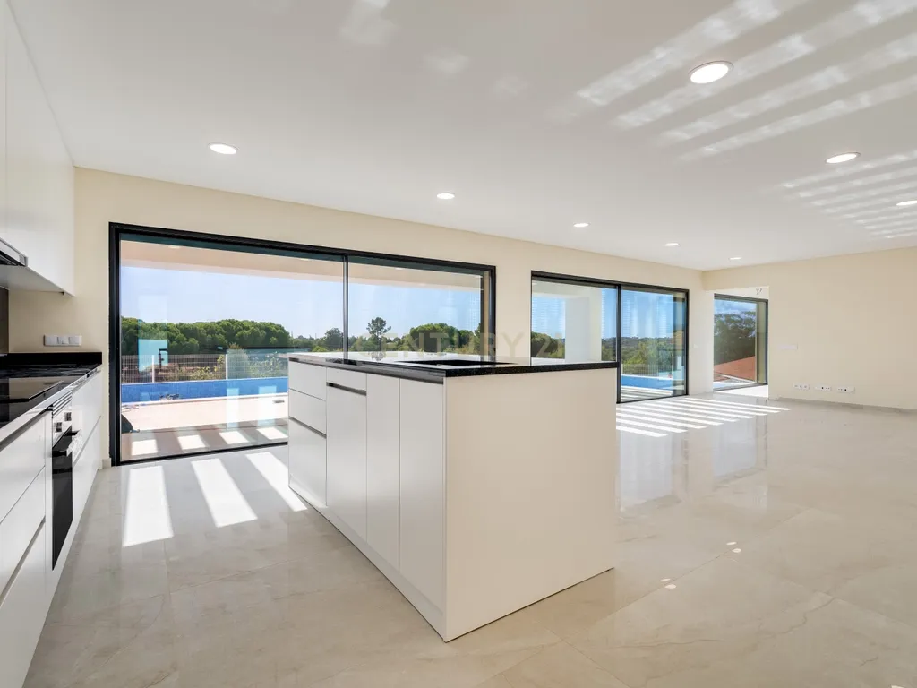 Moradia T4+1 de construção nova com piscina infinita | Caramujeira, Lagoa - Image 8