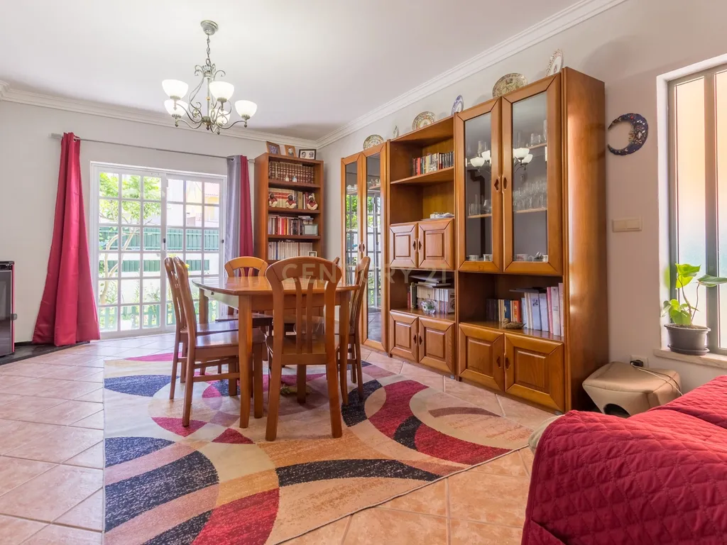 Moradia Geminada T3 com Jardim e Terraço na Quinta do Conde - Image 12