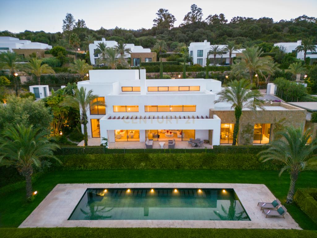 Villa Green 10: Elegância Contemporânea e Luxo à Beira do Golfe na Finca Cortesin - Image 1