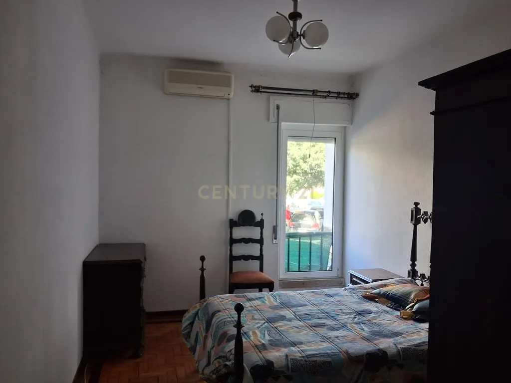 Apartamento para “ARRENDAMENTO”, de tipologia T3, com 1 WC, varanda comprida, despensa e arrecadação no sótão, localizado no centro de Castelo Branco. - Image 8